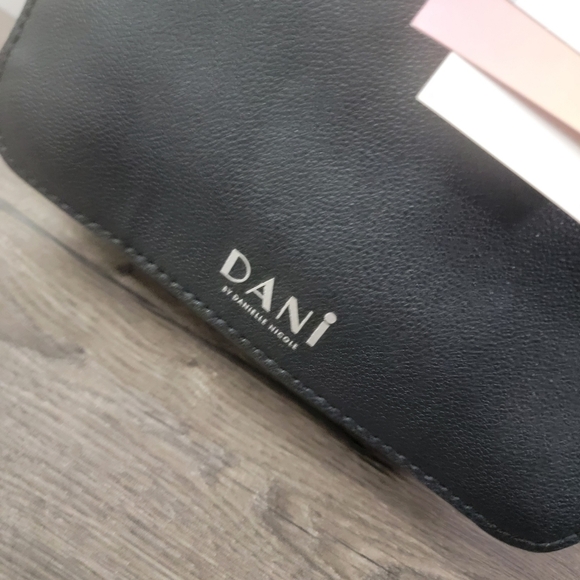 Dani x Disney's Minnie Mouse camera crossbody bag NWT - Picture 5 of 8